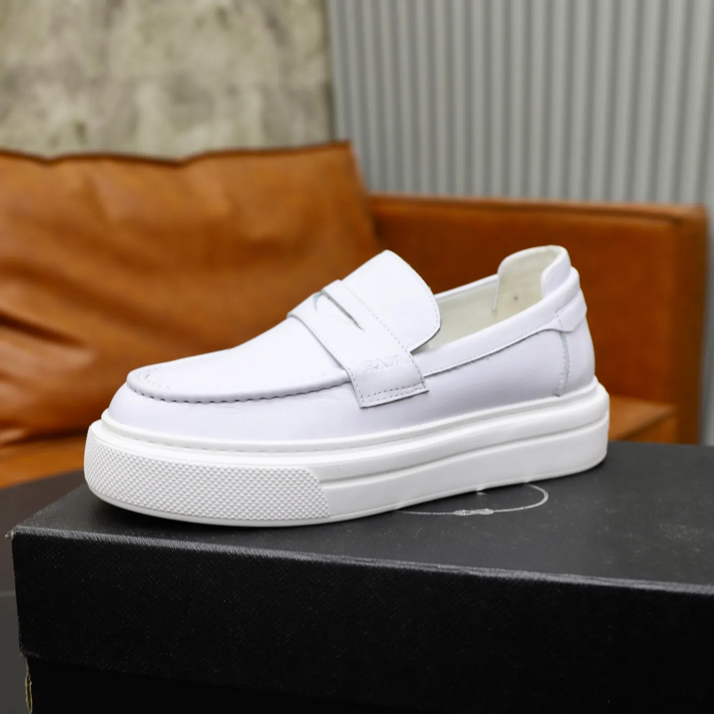 Ex-factory price: 500💰🙅‍♂️🙅‍♂️🙅‍♂️ Brand: PRADA Standard code: Men's code 38-44 (45 can be customized) Grade: Same style as the official website Original order quality Material: Original cowhide surface Comfortable lining Original outsole Style category: Men's fashionable casual leather shoes Distinguished big-name luxury elements Top luxury Color: Color of the actual picture